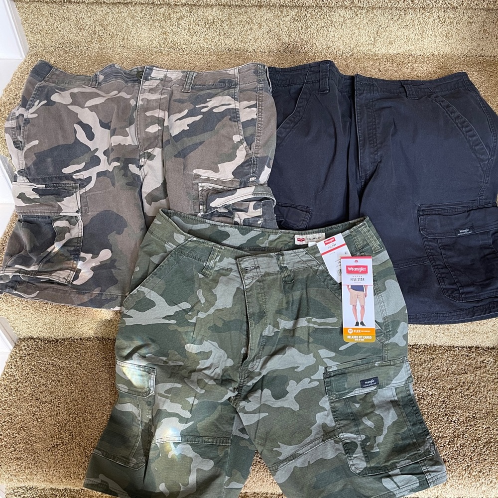 Men’s shorts 3 pair - size 36 - if you love pockets, you’ll love these!
